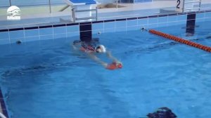 9  Отталкивание от бортика в бассейне с работой ногами