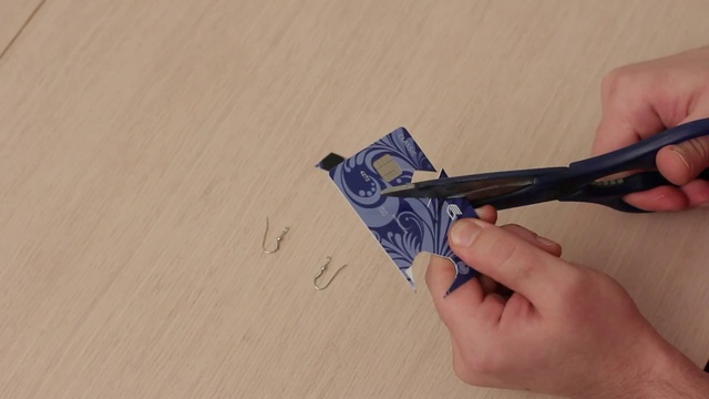 Делаем оригинальные серьги из пластиковой карточки