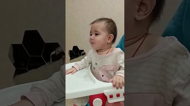 Дочка впервые кушает кукурузные палочки. Реакция бесподобна!))) смотреть онлайн