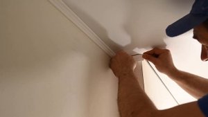 Потолочный плинтус легко и быстро. Подгонка, резка, монтаж.