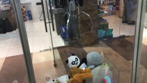 КАК ПАПА ВЫИГРАЛ ИГРУШКУ В АВТОМАТЕ | ЧЕЛЛЕНДЖ достань МЯГКУЮ ИГРУШКУ ИЗ АВТОМАТА