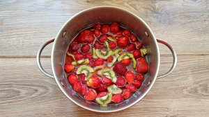 Варенье из клубники с киви