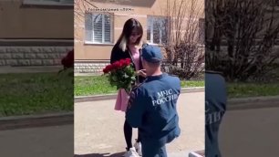 Сотрудник МЧС сделал своей девушке предложение руки и сердца сразу после парада