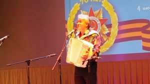 Валерий Сёмин! Разведёт меха гармошка, запоёт душа, заплачет и о чём-то заболит.