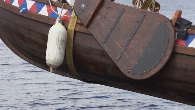 На Онежской набережной в Петрозаводске спустили на воду ботик «Святой Николай» смотреть онлайн