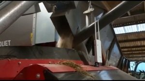 Автоматизация кормления скота на ферме, роботы кормят КРС, смесители кормораздатчики.mp4