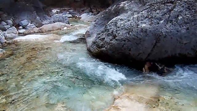 Термальные источники Лутра Позар: ущелье и горная речка