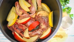 Утка с яблоками в мультиварке