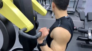 Жим в плечевом тренажере сидя лицом к спинке