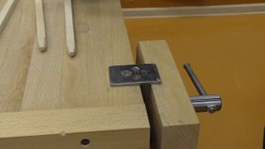 Простейшее приспособление для изготовления шкантов с клеевыми канавками