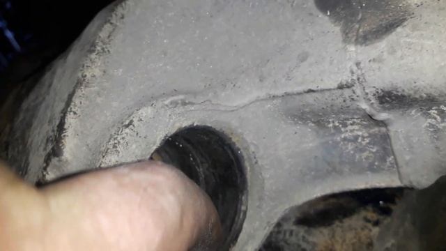 Замена малого направляющего пальца. Мерседес АТЕГО. смотреть онлайн