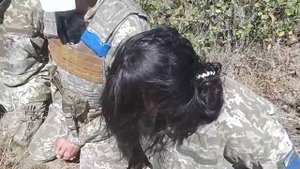 женщину-военнослужащую ВСУ - взяли в плен в Курской области - добровольно пришла в всу