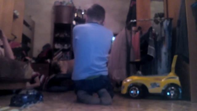 Я с братом угараем и меня собака кусает смотреть онлайн