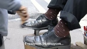 Энергичный чистильщик обуви
