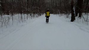 Моноколесо и электросамокат по зимнему снегу.