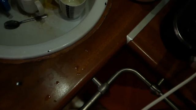 Разлил воду на плиту . Постоянно щёлкает электроподжиг . Постоянно клацает конфорка смотреть онлайн