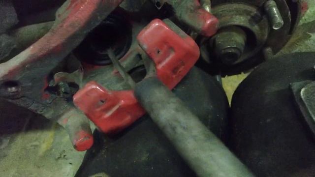 Задние суппорта Mitsubishi outlander 1 замена колодок. Смазывание ручного тормоза