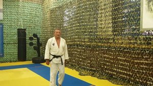 Самбо для женщин- удар отмашкой по горлу ребром ладони и бежать.