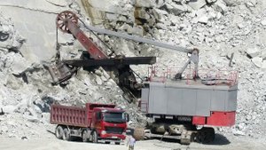 Китайский самосвал 8х4 в карьере HOWO A7
