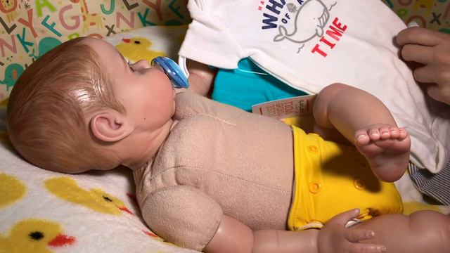 Reborn Baby Kai: Sponge Bath, Changing & Feeding. Trying New Flavor Of Baby Food. смотреть онлайн