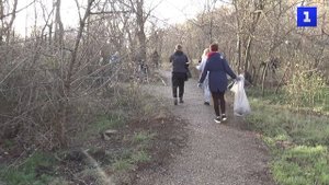 Субботник после шторма: парк у детского комплекса привели в порядок