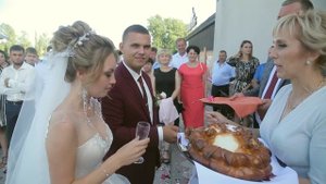 Родители встречают молодожёнов с караваем, традиция на свадьбе.