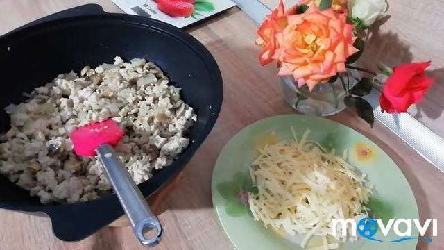 Пирожки с курицей, грибами и сыром.