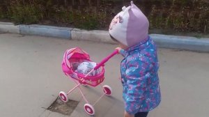 ВЛОГ Коляска для кукол Little Girl Pushing Алиса гуляет с коляской и медведем VLOG Детский канал