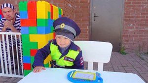 Полицейский на синем тракторе посадил воришку в детскую тюрьму (2 часть)