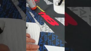 Ремонт протоптанной палубы на доске для виндсерфинга.