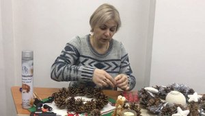 Новогодний венок из сосновых шишек: мастер-класс