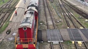 Тепловоз ЧМЭ3 1347 и электропоезд ЭД9Э-007