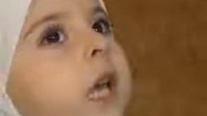 Маленькая девочка читает Коран Субхануллах1