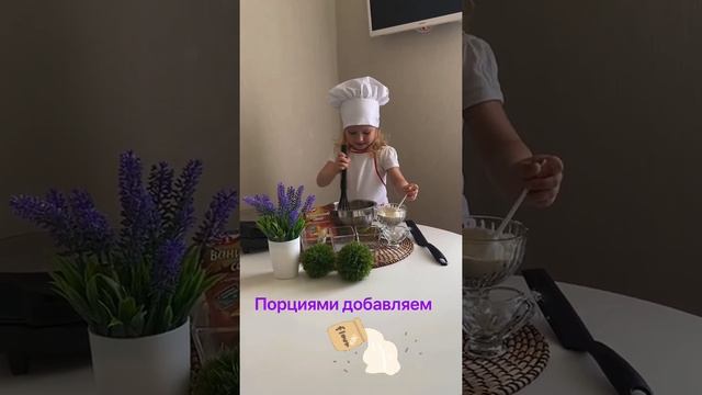 Юный поварёнок готовит идеальные вафли с помощью вафельницы Kitfort KT-1619 #kitfort #китфорт #обзо