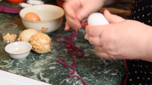 Как покрасить яйца к пасхе в луковой шелухе с узорами
