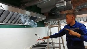 Установка вытяжного зонта, Зонт пристеный