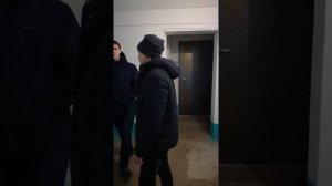 Парни курящие в запрещенных местах (подъезде)