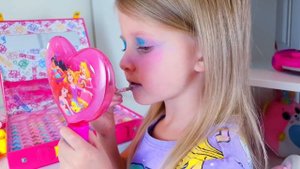 Эльвира КРАСИТ НОГТИ И ДЕЛАЕТ МАКИЯЖ с детской косметикой