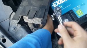 DIY Battery Change on Opel/Vauxhall Insignia, Wie man die Batterie von einem Opel Insignia wechselt