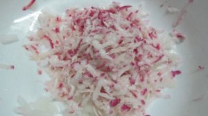 Салат из жареной свинины с редькой и помидором