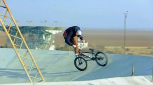 Бесстрашный BMX-ер