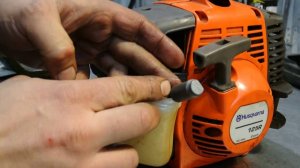 Ремонт триммера Хускварна. Замена топливного фильтра