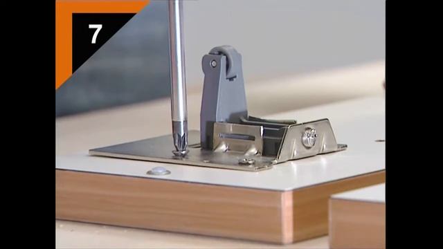 Монтаж TANDEMBOX plus SPACE CORNER с SYNCROMOTION (с фасадом-уголком) смотреть онлайн