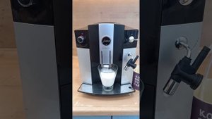 Кофемашина Jura. Делает напитки: капучино, латте, американо, эспрессо.