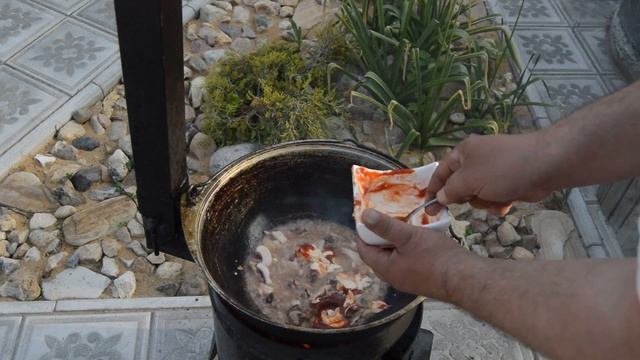 Паста с морепродуктами в сливочном соусе. В казане с дымком. Pasta with seafood in cream sauce.