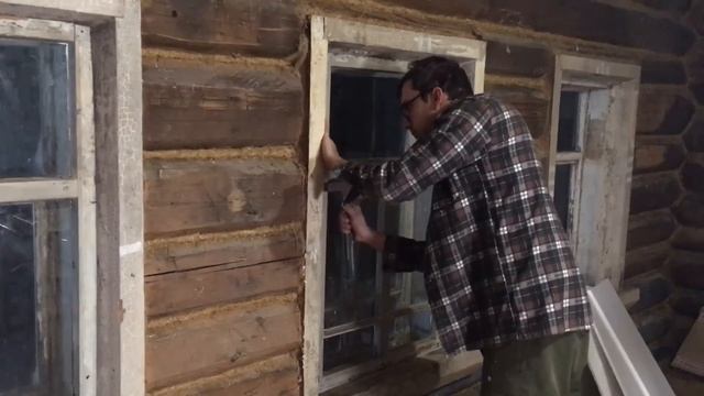 В пристройке появились зимние рамы и обитые утеплителем двери