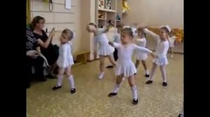 Танец маленьких девочек