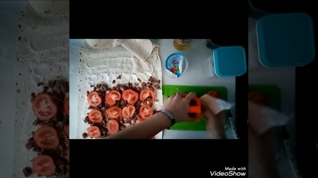 Рулет из лаваша с фаршем, помидорами и сыром смотреть онлайн