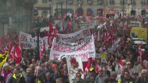 Во Франции протесты против пенсионной реформы вылились в беспорядки и столкновения с полицией.