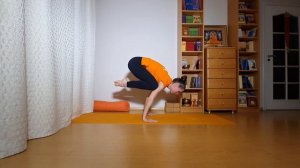 Бакасана. Переход нижняя - верхняя бакасана.